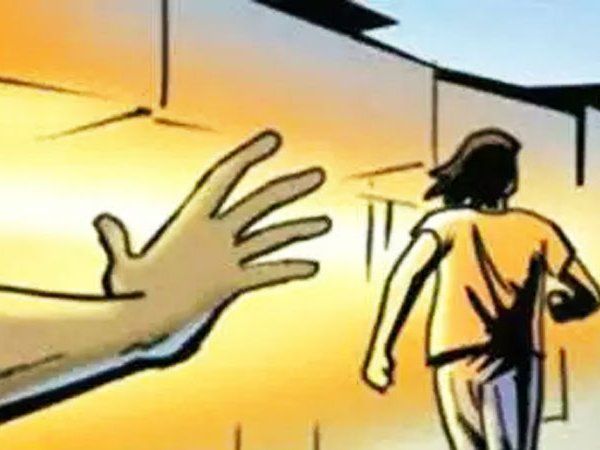 म्यूजिक टीचर के गंदे इरादे,अपनी ही स्टूडेंट संग करने लगा अश्लील हरकतें