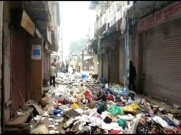 MP Strange hobby of cloth merchant of Morena: 8 trolley garbage deposited on the roof of the house