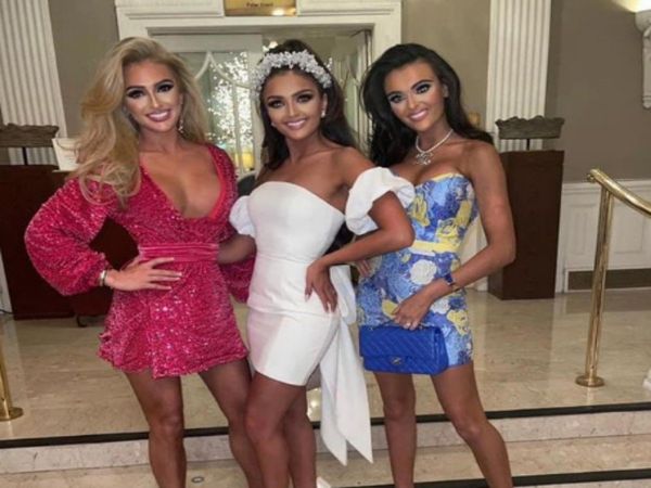 45 Years Old Mother Who Look like her Daughter Photo Goes viral