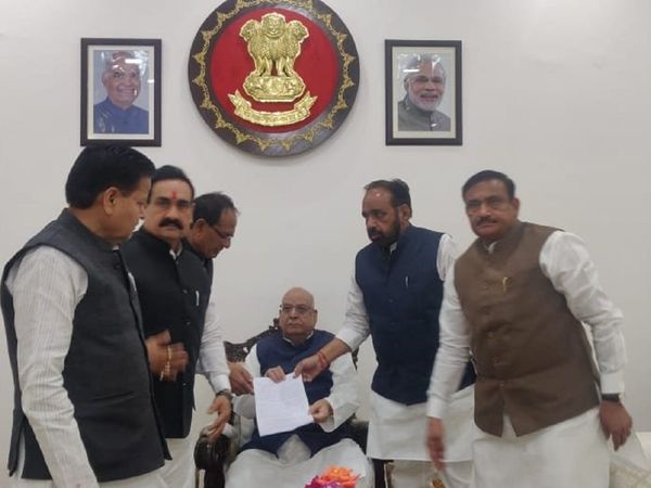 मध्‍य प्रदेश : कम नहीं हो रही कमलनाथ सरकार की मुश्किलें, अब राजभवन पहुंची बीजेपी