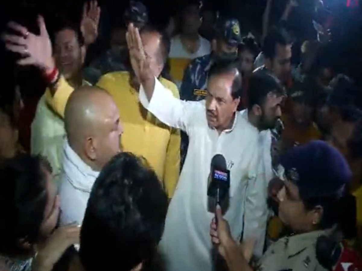 Grand Omaxe में घुसे गुंडे, पुलिस को फटकार बोले BJP सांसद- हो रही शर्मिंदगी; विपक्ष ने पूछा- 'गालीबाज' त्यागी कब होगा गिरफ्तार?