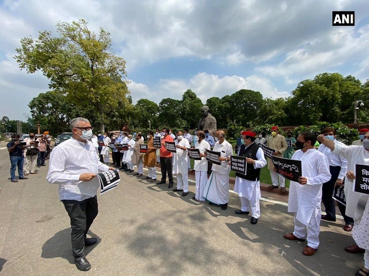 Parliament Updates: कृषि बिल के विरोध में संसद परिसर में विपक्ष की आवाज, किसानों और कामगारों को बचाओ