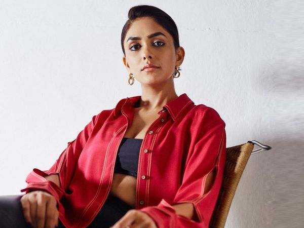 Mrunal Thakur Gift Film jersey tickets to staff of a coffee house in Mumbai Know why - 