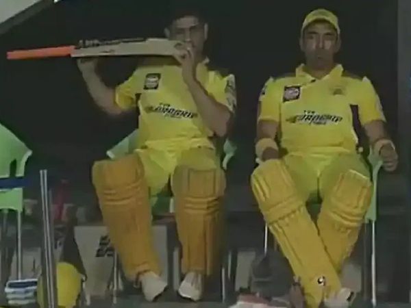 ms dhoni eats bat