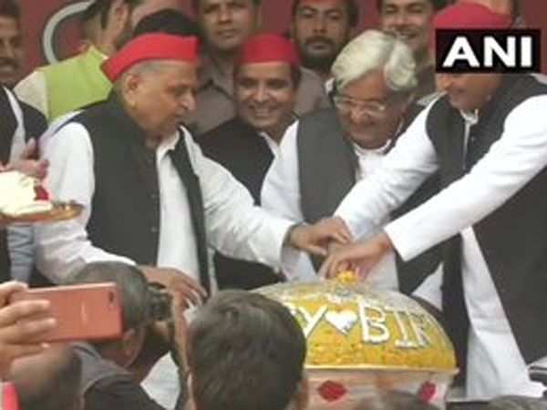 mulayam singh yadav celebrates his 81st birthday with Akhilesh Yadav in lucknow
