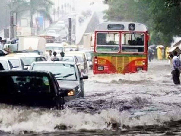 Mumbai Rain: मुंबई में अगले दो दिनों तक बहुत भारी बारिश की चेतावनी, घरों से बाहर ना निकलने की सलाह