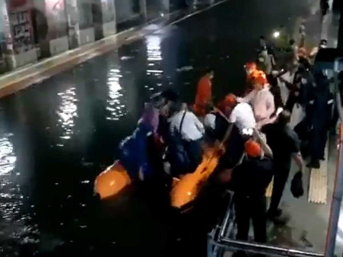 VIDEO: मुंबई में भारी बारिश, रास्ते में फंस गईं 2 लोकल ट्रेनें, NDRF ने इस तरह लोगों को निकाला