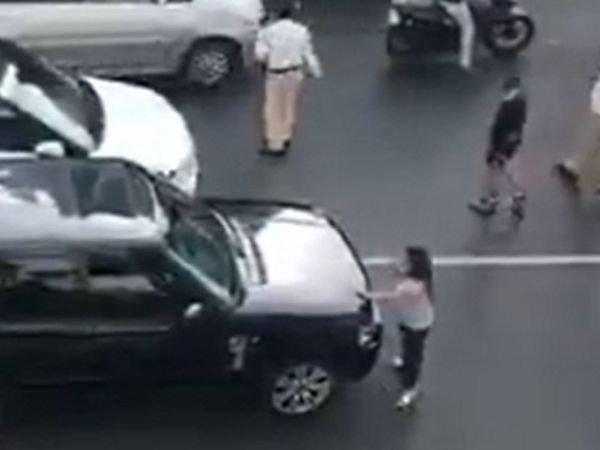 पति की गाड़ी में दूसरी औरत को देखकर भड़की महिला, बीच सड़क कर दी पिटाई