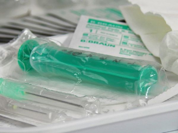 Shocking! ब्‍लड सैंपल लेने के नाम पर पत्‍नी, बेटी को दी जहर की सुई, फिर ले ली अपनी जान