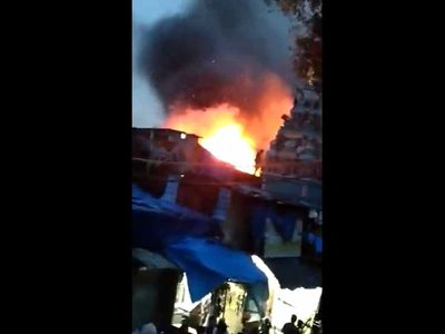 Fire broke out in the slums of Reay Road area of Mumbai due to cylinder explosion fire tenders on the spot Fire broke out in the slums of Reay Road area of Mumbai due to cylinder explosion fire tenders on the spot