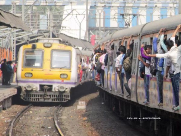 Mumbai Crime News: चलती हुई ट्रेन में महिला ने पेश की बहादुरी की मिसाल, दिलेरी को सलाम