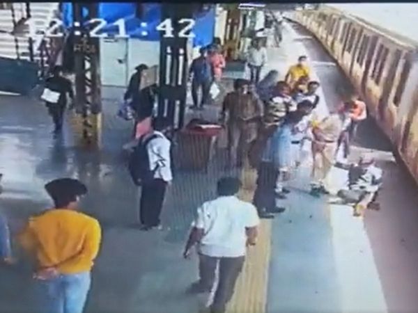 मुंबई में चलती ट्रेन से गिरा यात्री, RPF जवान की सतर्कता से बाल-बाल बची जान