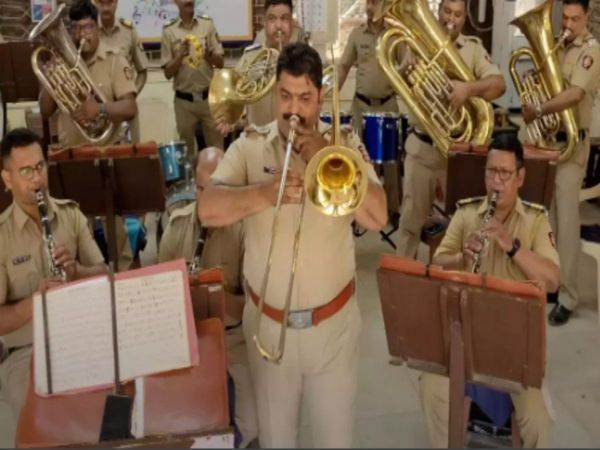 Mumbai Police band plays on mustafa song Video Goes Viral on social Media