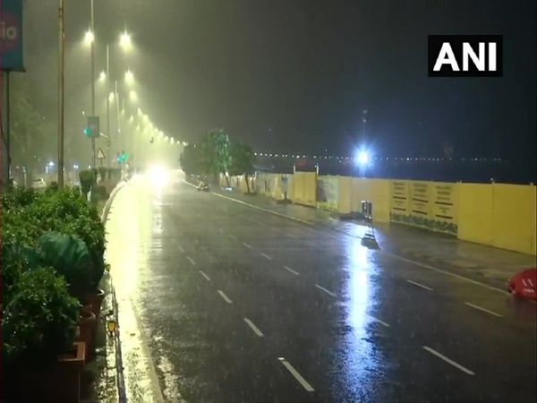 Mumbai Rain: रातभर मूसलाधार बारिश से मुंबई बेहाल, मौसम विभाग की तरफ से रेड अलर्ट जारी
