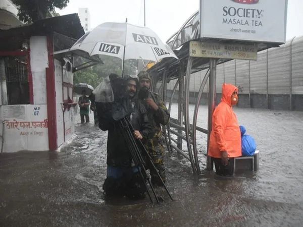 मुंबई में भारी बारिश के बाद सड़कें जलमग्‍न हो गई हैं