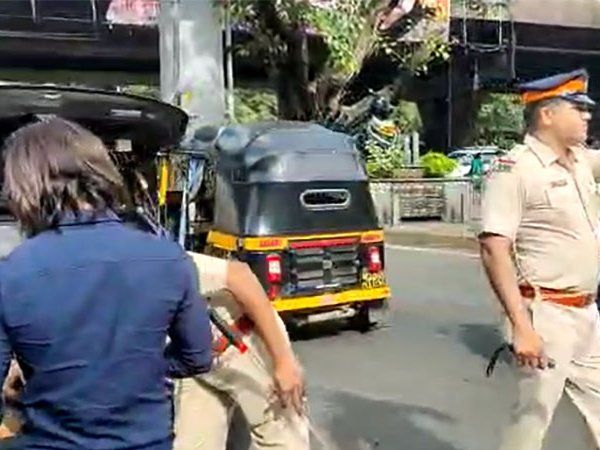 Mumbai Security: रायगढ़ में बोट में मिले 3 AK-47, मुंबई के अंदर सुरक्षा व्यवस्था बढ़ाई गई-Video