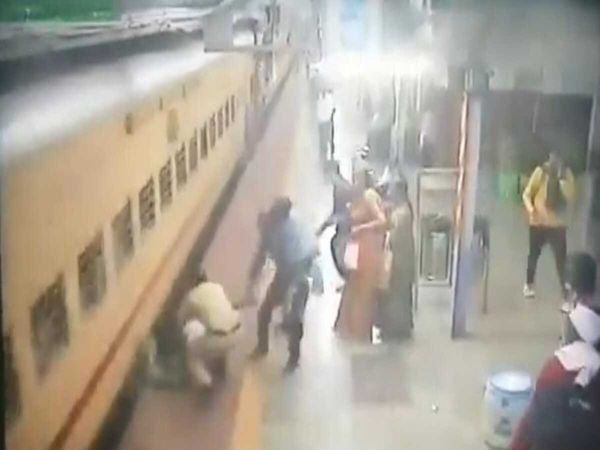 RPF constable saved the life of a passenger