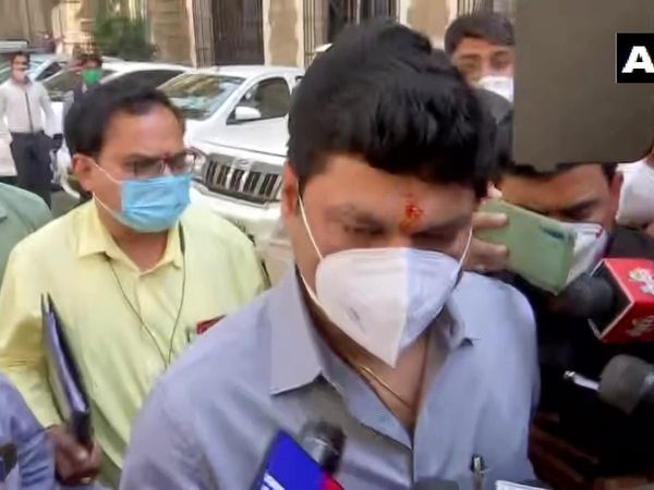 धनंजय मुंडे पर महिला ने रेप के आरोप लगाए हैं