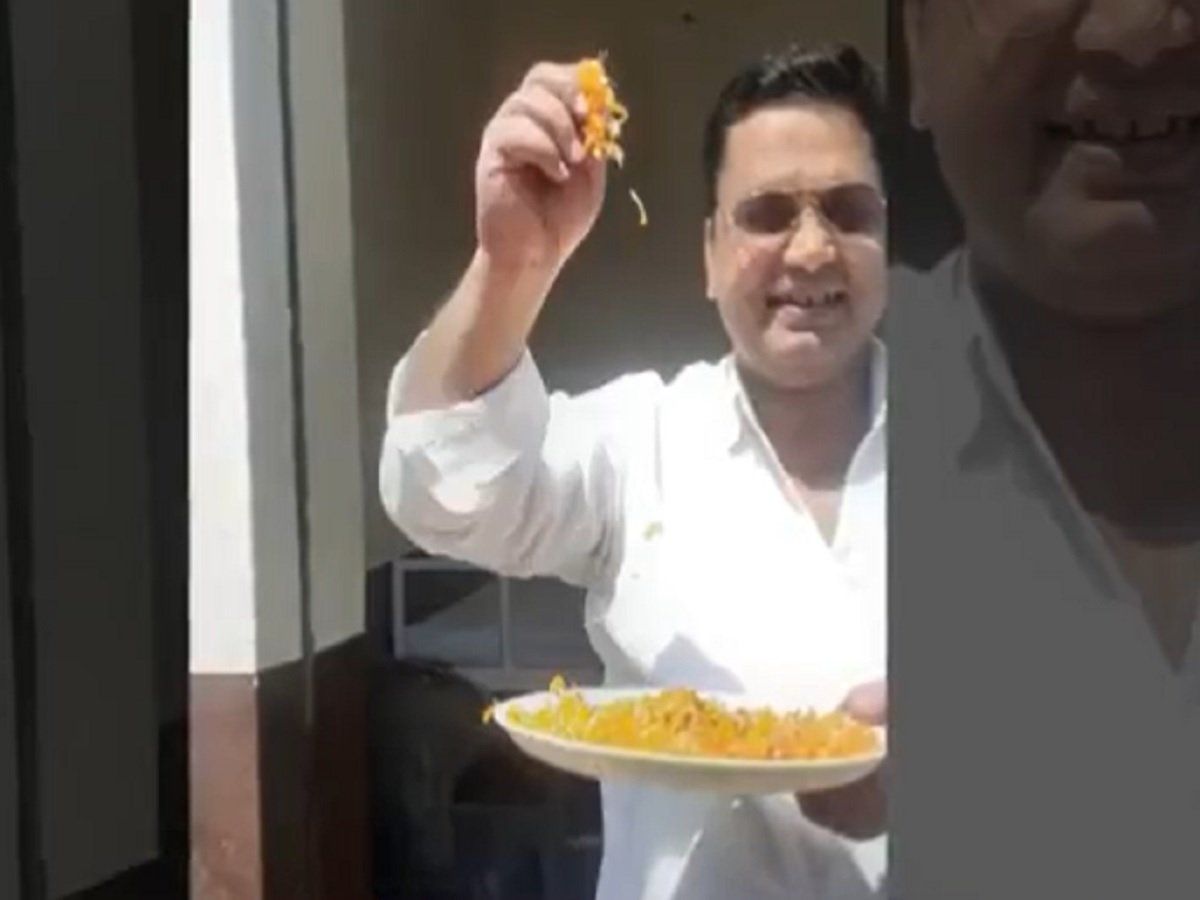 UP: मुरादाबाद में मुस्लिम डॉक्टर के खिलाफ फतवा जारी, RSS की यात्रा पर की थी पुष्पवर्षा