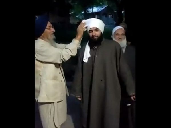 Sikh man honouring Wasim who stepped out of mosque after Itikaf heart warming video goes viral
