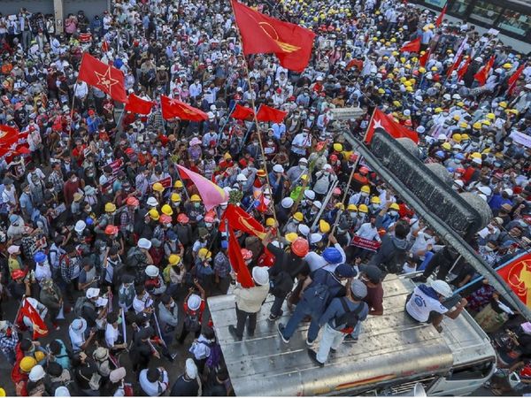 म्‍यांमार में सैन्‍य शासन के खिलाफ युवा ले रहे चुटकी, याद आई 2007 की केसरिया क्रांति