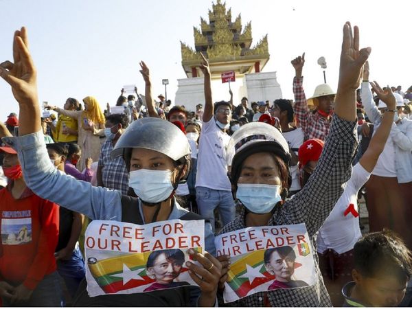 तीन उंगलियों से सैल्‍यूट! ऐसे भी भला होता है विरोध! आखिर क्‍या हैं इसके मायने?