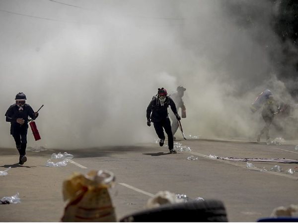 सड़कों पर बख्‍तरबंद गाड़ियां, प्रदर्शनकारियों पर गोली, अपने ही लोगों का 'खून' बहा रही म्‍यांमार की सेना