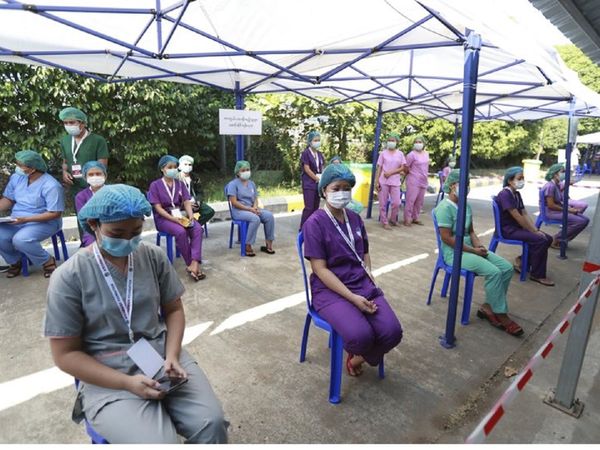 हेल्‍थवर्कर्स ने लगाया रेड रिबन, म्‍यांमार में लोकतंत्र समर्थक कर रहे सैन्‍य सरकार का विरोध