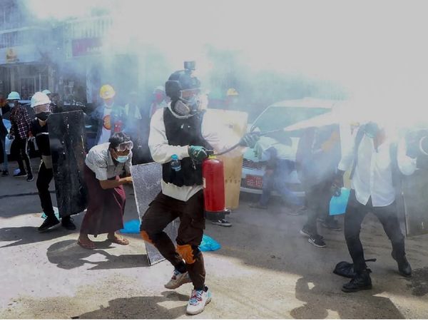 म्‍यांमार में सैन्‍य तख्‍तापलट के बाद जबरदस्‍त विरोध-प्रदर्शन हो रहे हैं