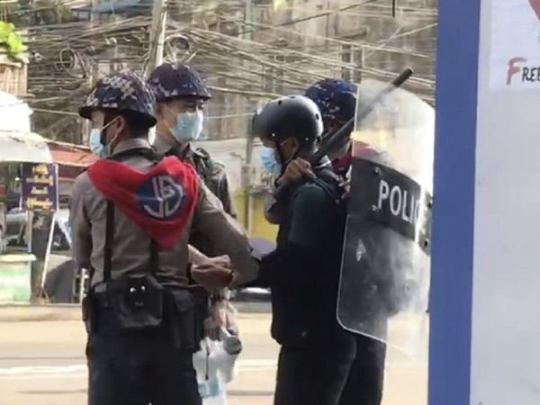 Myanmar: बौद्ध भिक्षु को मेंढक की तरह चलने पर मजबूर किया, कलाकार की बेहोशी तक पिटाई, तख्‍ता पलट के बाद ऐसे कहर ढा रही है सेना