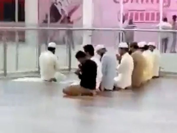 Lucknow, Lullu Mall, Namaz