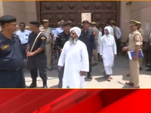 huge gathering in Gyanvapi Masjid for offering friday namaz