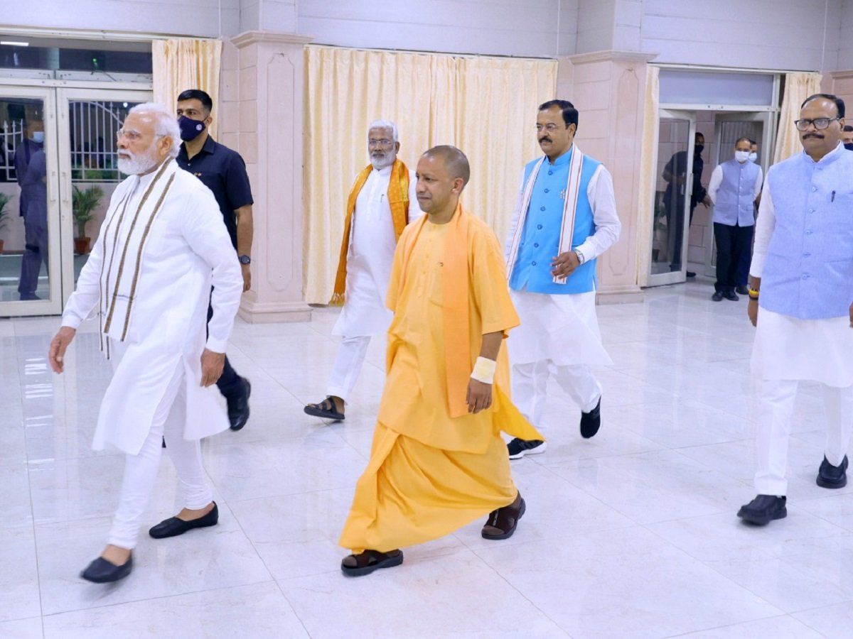 Lucknow: पीएम मोदी ने CM योगी आदित्यनाथ के सरकारी आवास पर किया डिनर