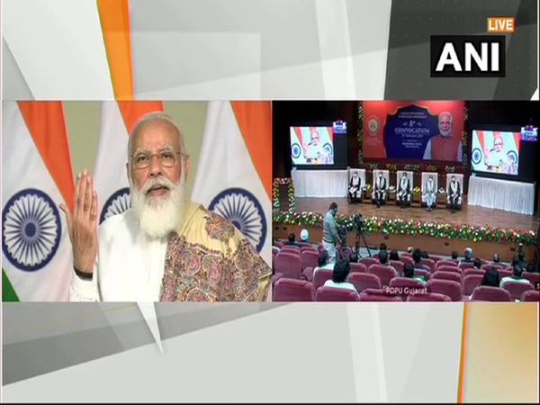 Narendra Modi: बोझ की भावना से जीने वाले लोग विफल रहते हैं, दीक्षांत समारोह में बोले पीएम नरेंद्र मोदी
