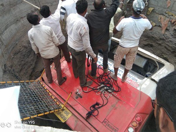  नासिक में हुआ भयानक रोड एक्सीडेंट, बस और रिक्शा दोनों गिरे कुएं में, सामने आईं ये तस्वीरें