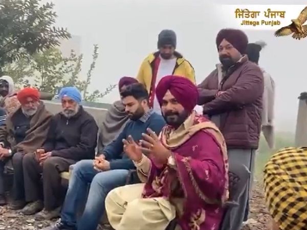 नवजोत सिंह सिद्धू ने ओढ़ी ऐसी शॉल कि हो गया विवाद, अकाल तख्‍त ने की माफी की मांग