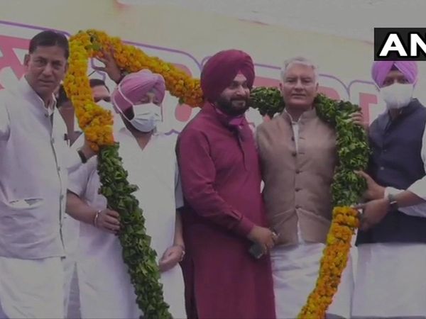 Navjot Singh Sidhu mimics a batting style to address gathering in Chandigarh