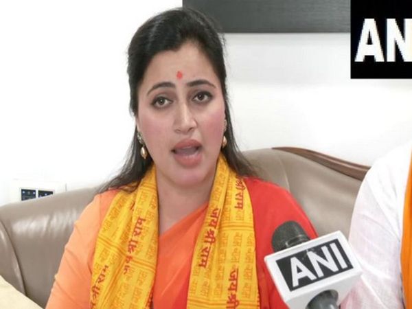  Navneet Rana arrives New Delhi says will meet speaker of lok sabha today