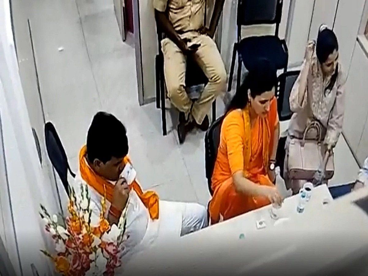क्या सांसद नवनीत राणा के साथ मुंबई पुलिस ने किया था बुरा व्यवहार, जानें कौन बोल रहा है सच
