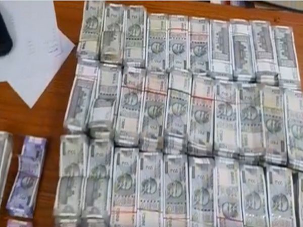 Crores of rupees found in raiding the house of cyber thugs in Nawada