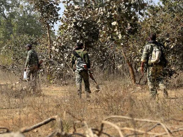 नक्‍सलियों ने अफसर की बाइक में आग लगा दी और उनके बुलेट प्रूफ जैकेट तथा हथियार लूट लिए (फाइल फोटो)