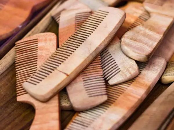 Wooden comb, Scalp, hair style, tips for healthy hair, wooden comb for healthy hair, benefits of wooden comb, benefits of wooden comb for hair, wooden comb benefits, स्वस्थ बालों के लिए टिप्स ,टिप्स हेयर स्टाइल, स्कैल्प, लकड़ी की कंघी, लंबे बाल, मसाज, लकड़
