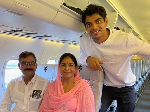 neeraj-chopra-with-his-mother-father-in-the-flight