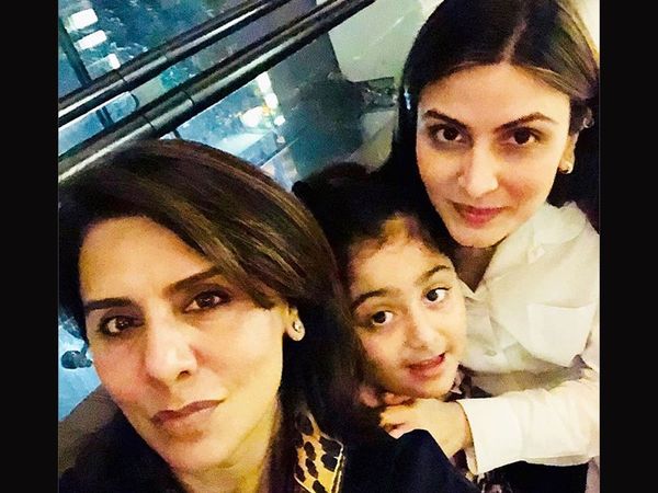 Neetu Kapoor with Riddhima and Samara