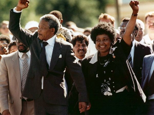 27 साल जेल में बिताकर रिहाई के बाद 11 फरवरी, 1990 को विनी मंडेला के साथ नेल्‍सन मंडेला