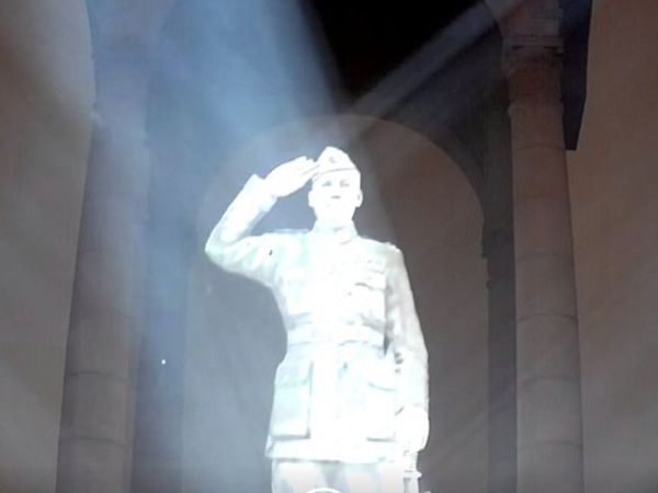 इंडिया गेट पर छतरीनुमा मंडप के नीचे नेताजी की प्रतिमा का होलोग्राम लगाया गया है