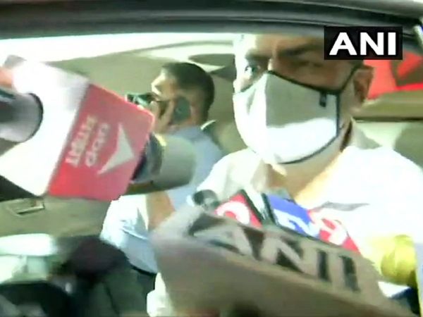 एनआईए के महानिरीक्षक अनिल शुक्ला ने बताया कि सीएसएमटी स्टेशन के पास पार्किंग से एक काली मर्सिडीज कार जब्त की गई है