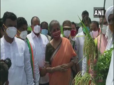 Farms Law 2020: कृषि कानून समझाने के लिए वित्त मंत्री उतरीं खेत में, लड़ाई आर पार की Farms Law 2020: कृषि कानून समझाने के लिए वित्त मंत्री उतरीं खेत में, लड़ाई आर पार की
