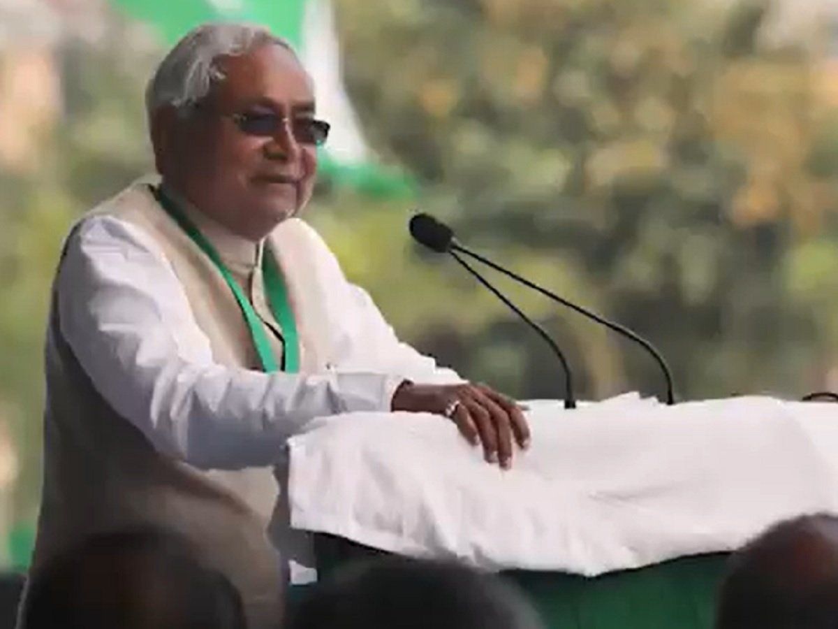 नीतीश कुमार के हेलीकॉप्टर पर फेंकी गई चप्पल, CM की रैली में व्यवधान पैदा करने वाले 3 हिरासत में