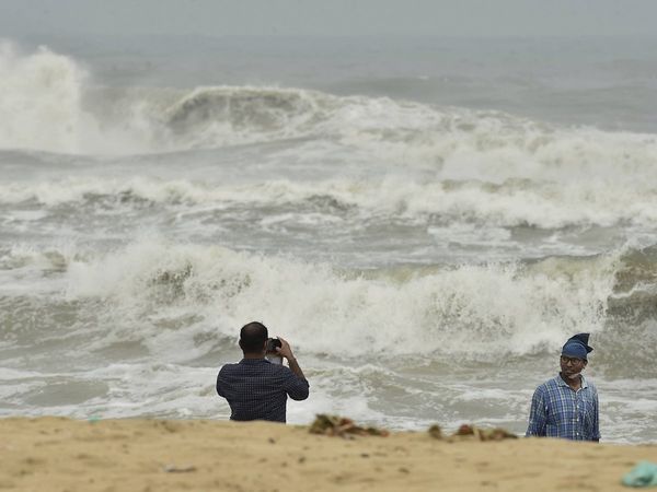 Cyclone Nivar: 'निवार' की चपेट में चेन्‍नई, मरीना बीच पर समुद्र में बढ़ी हलचल, फ्लाइट्स का ऑपरेशन सस्‍पेंड
